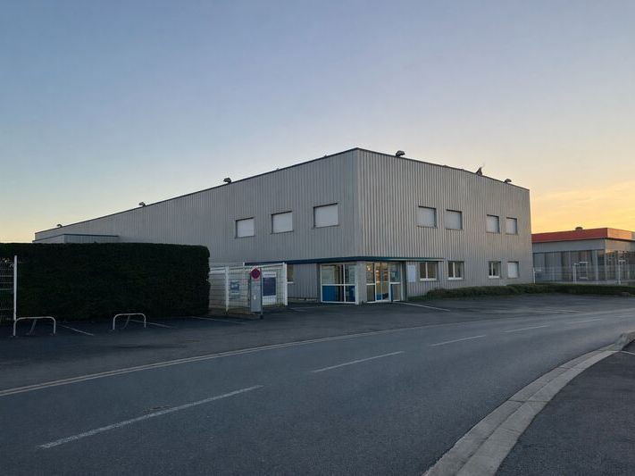 En façade de l'axe traversant de la ZI d'Ingré - 