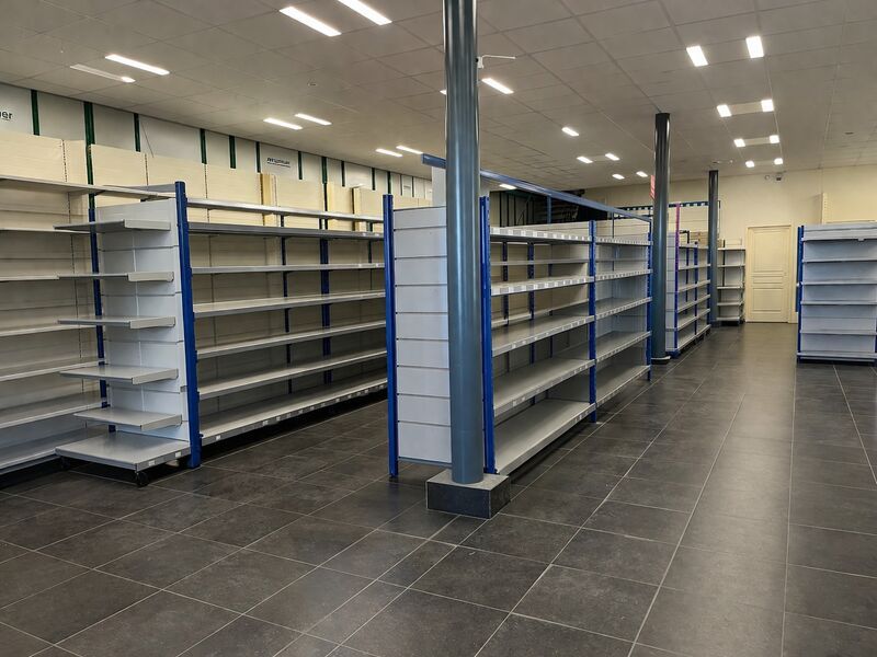 En façade de l'axe traversant de la ZI d'Ingré - 