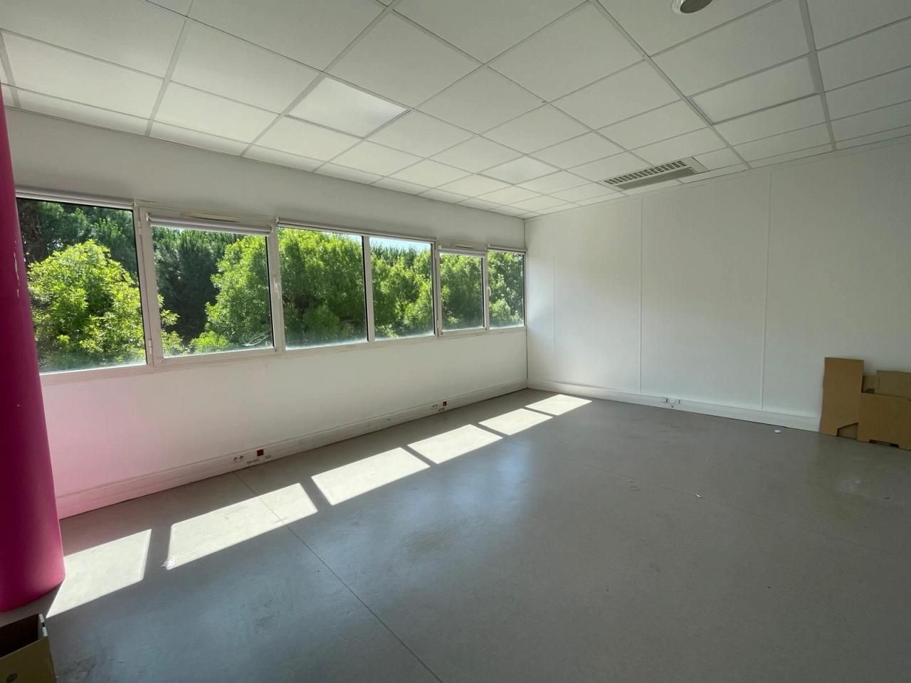 482.39 m² pour ce bureaux en location à Mérignac