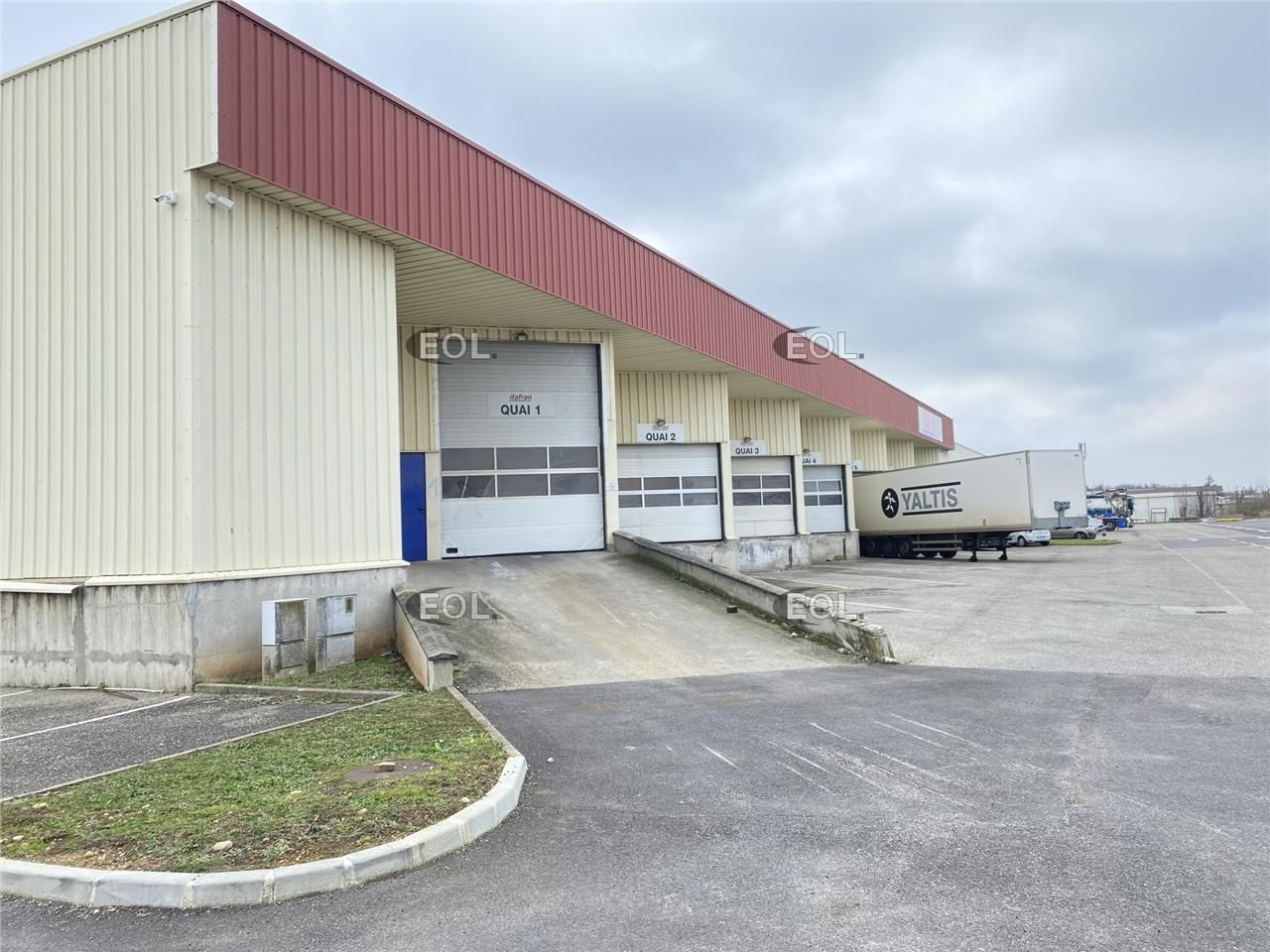 Entrepot avec quais à louer