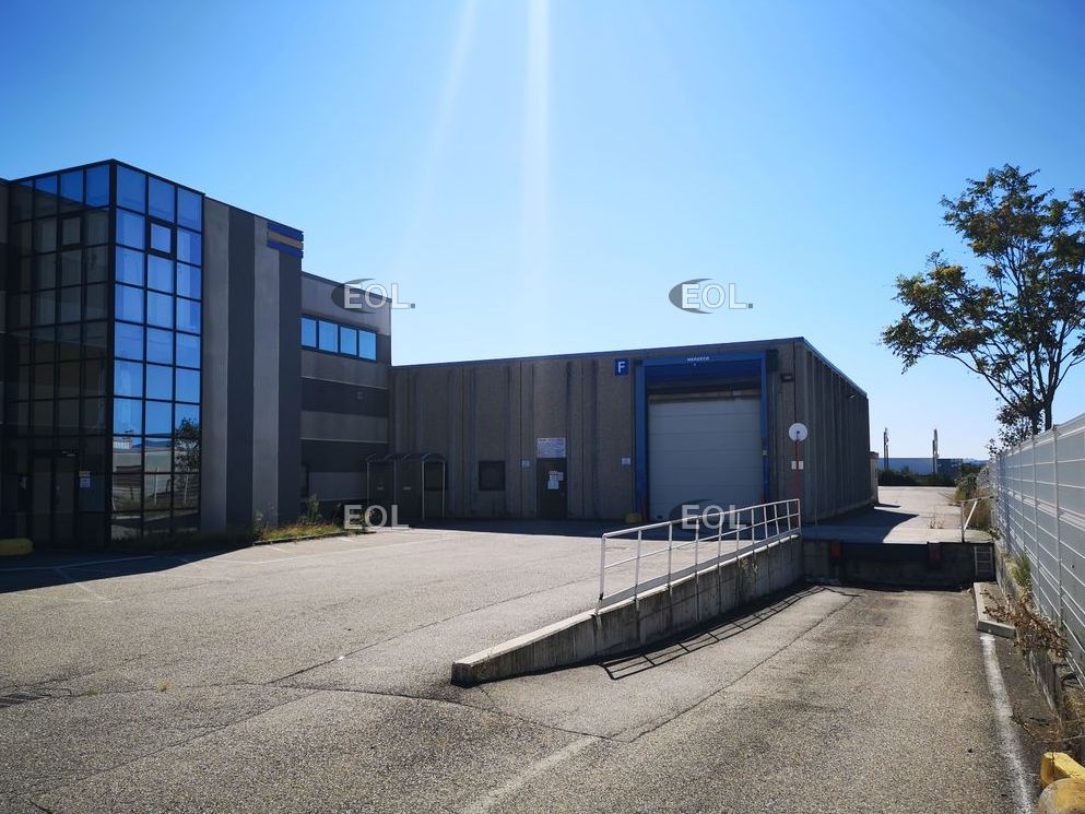 Location Entrepôt 1555 m² non divisibles