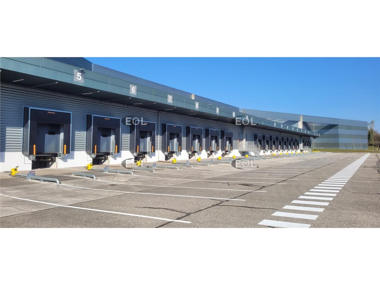 Location Entrepôt 25130 m² non divisibles