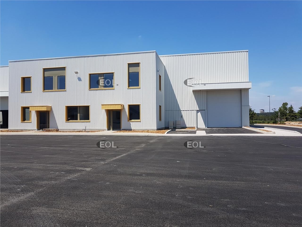 Lot d'activités récent à louer