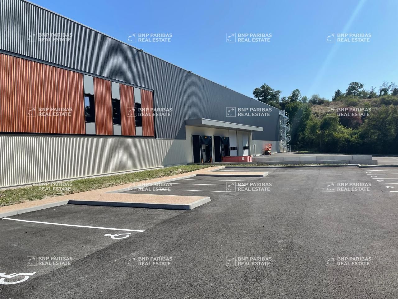 4560 m² pour ce activité en location à Saint-laurent-de-mure