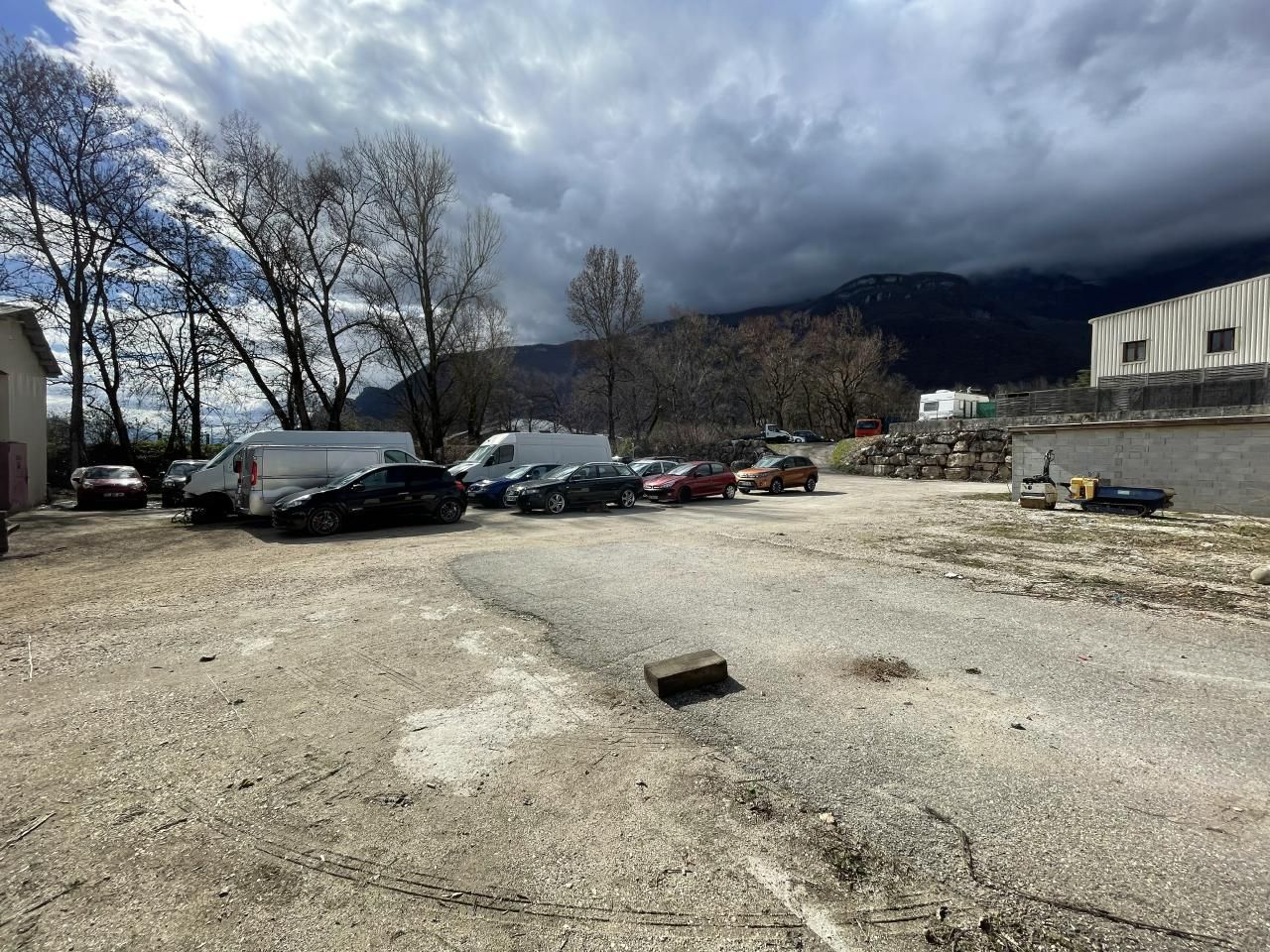 1000 m² pour ce activité en location à Saint-vincent-de-mercuze