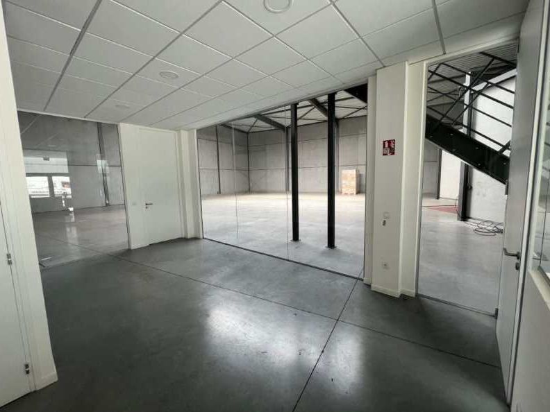 Aires d'Entreprises vous propose, à la location, 