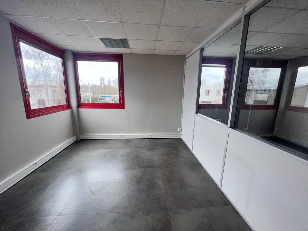 Aires d'Entreprises vous propose, à la location, 