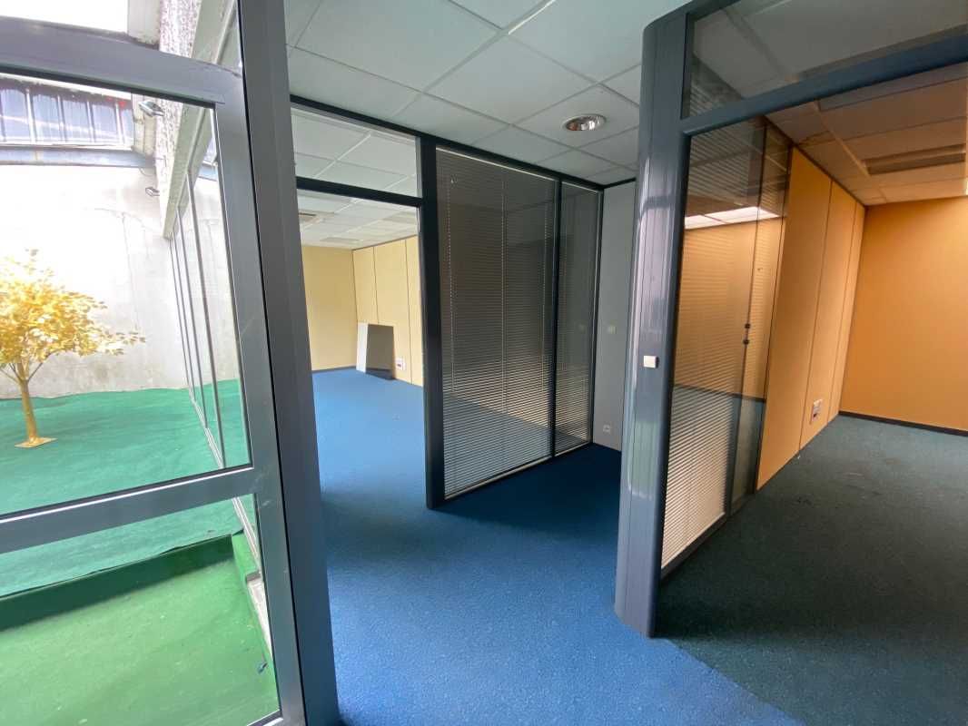 Belle surface de bureaux en RDC dans le centre vi