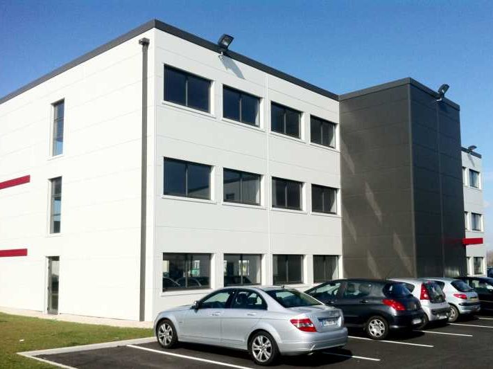 Aux portes de Lille, immeuble récent en R+2 avec 