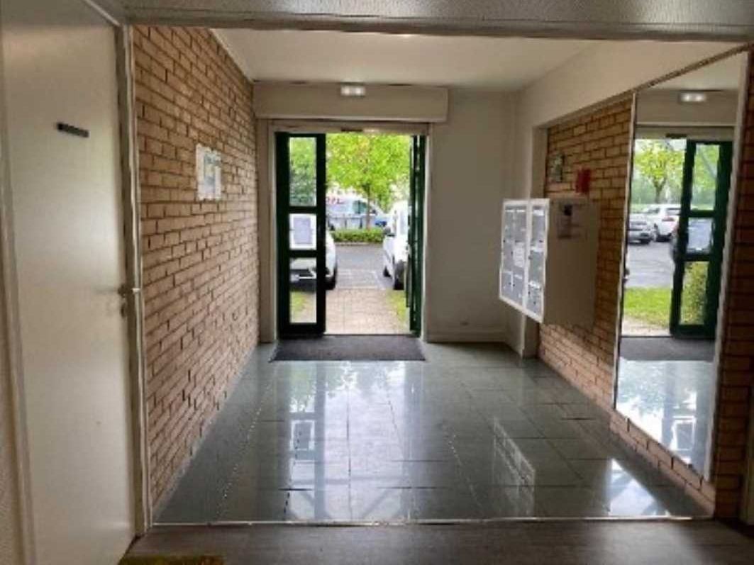 A PROXIMITE DE L'A1, sur la zone d'activité de Te