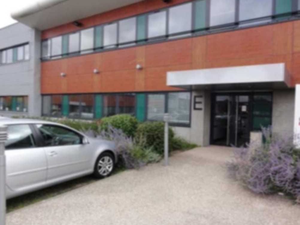 En façade de l'autoroute A2, plusieurs surfaces d