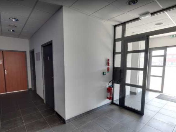 En façade de l'autoroute A2, plusieurs surfaces d