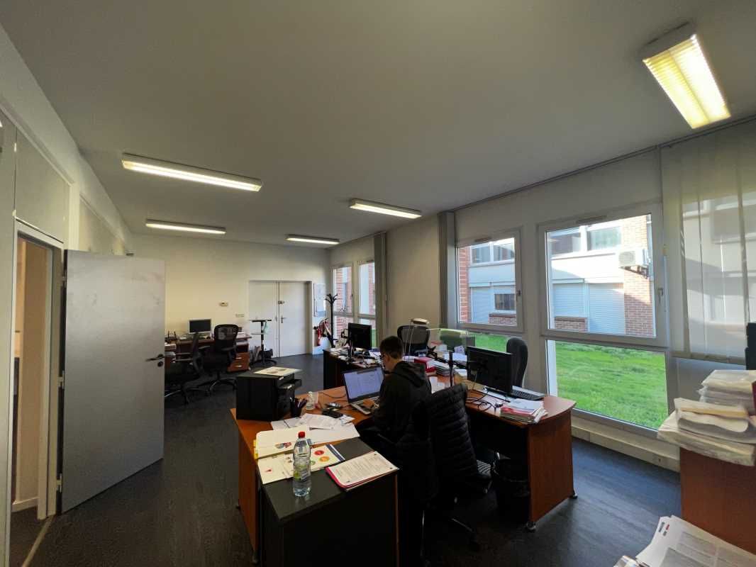 Dans un immeuble tertiare de bonne facture constr