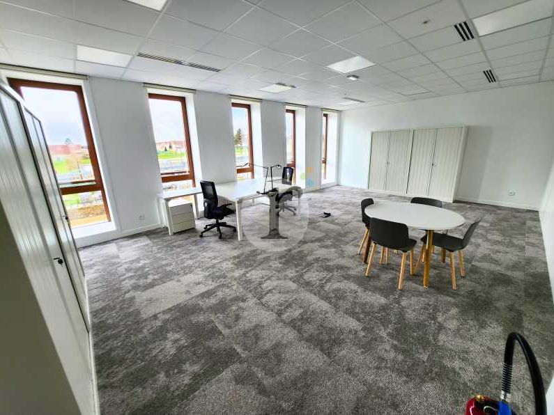 Aires d'Entreprises vous propose, à la location, 