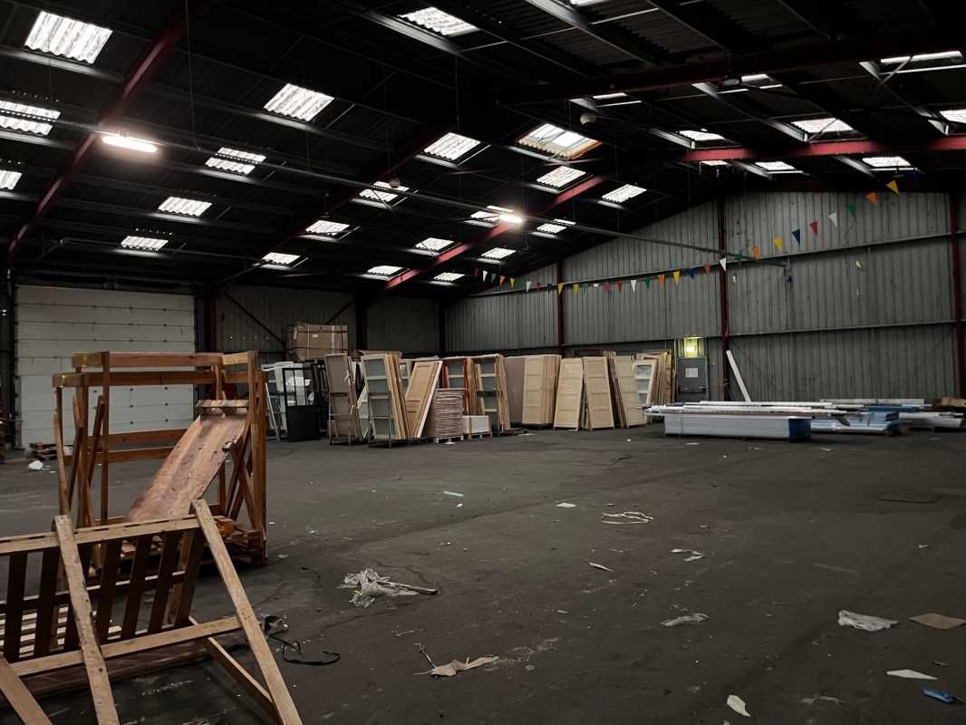 Local d'entrepôt et de stockage divisible à parti