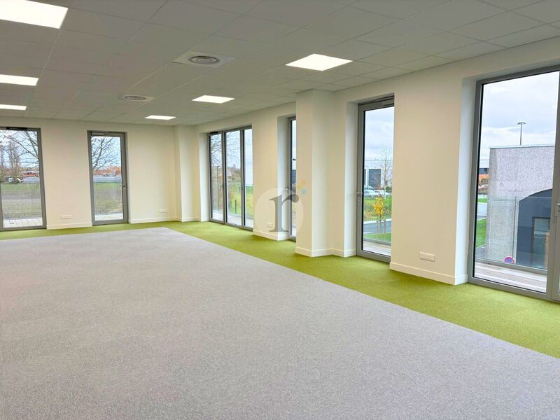 Aires d'Entreprises vous propose, à la location, 