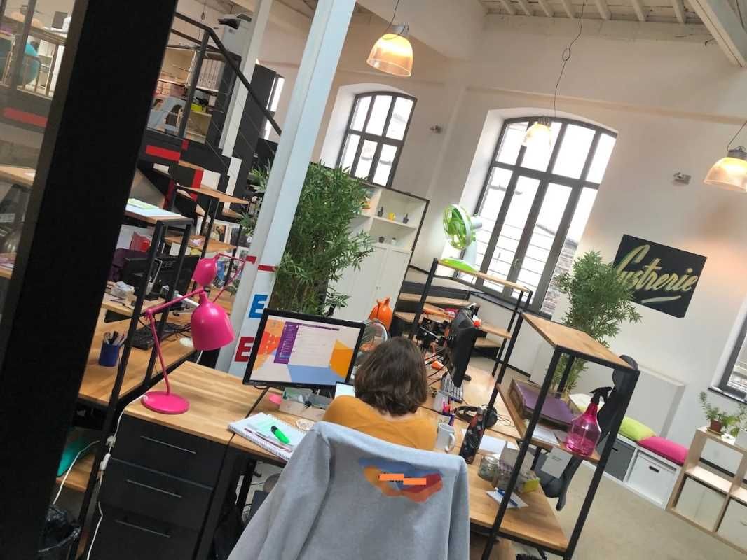 Aires d'Entreprises vous propose, dans un bel imm