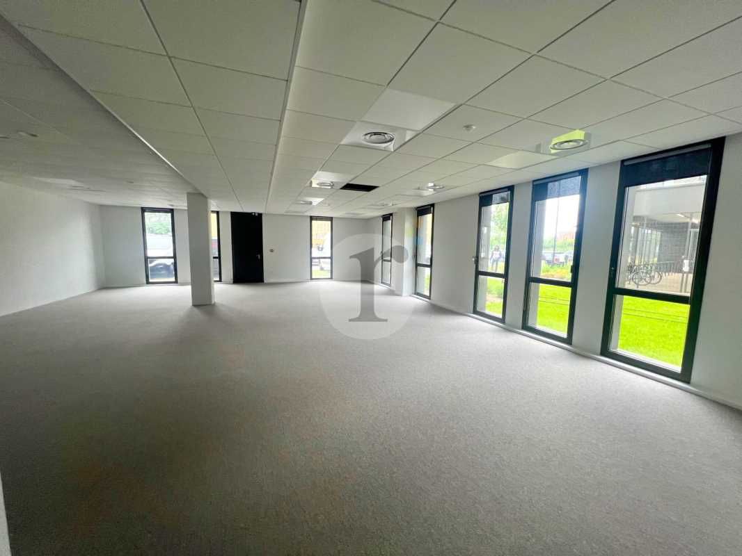 Aires d'Entreprises vous propose, à la location, 