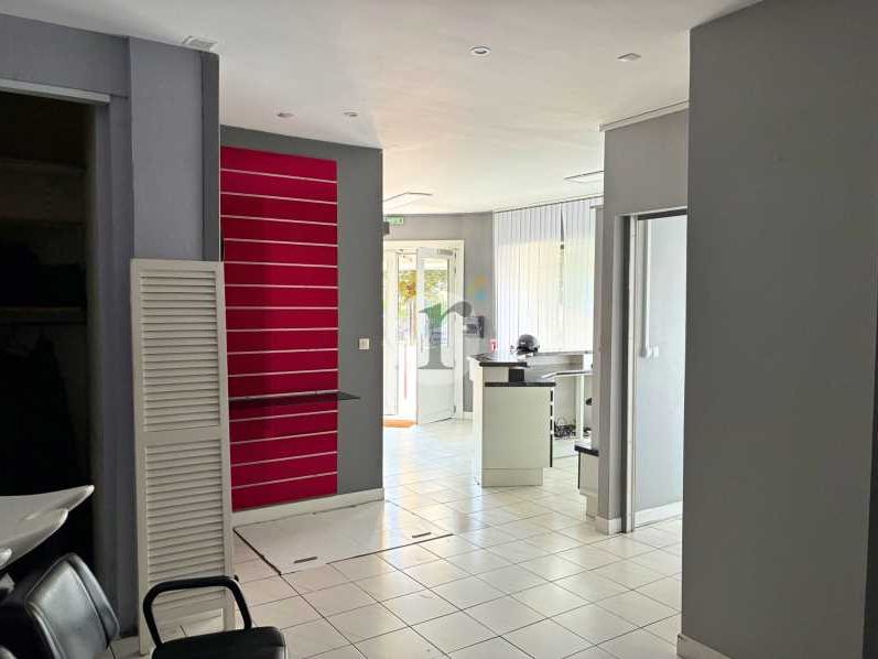 Aires d'Entreprises vous propose, en location à L