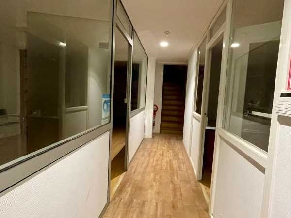 Dans une rue calme, cet immeuble offre 2 surfaces