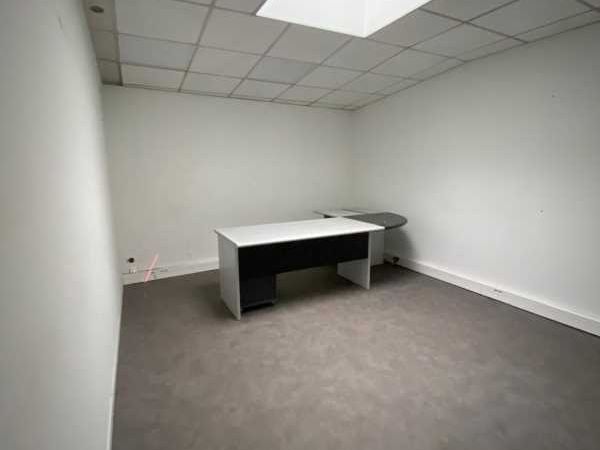 Dans une rue calme, cet immeuble offre 2 surfaces