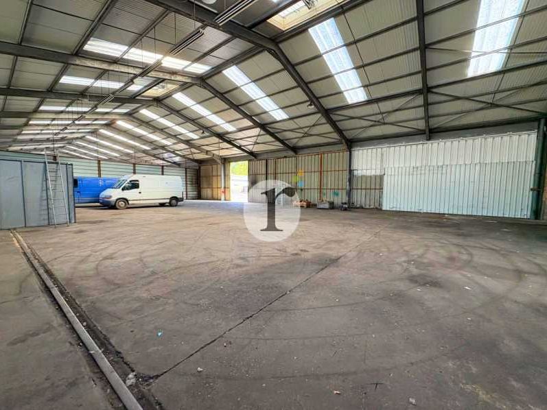 AIRES D'ENTREPRISE vous propose, à la location, u