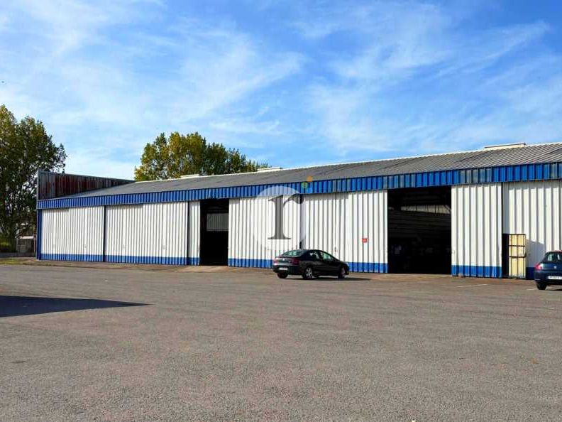 AIRES D'ENTREPRISE vous propose, à la location, u