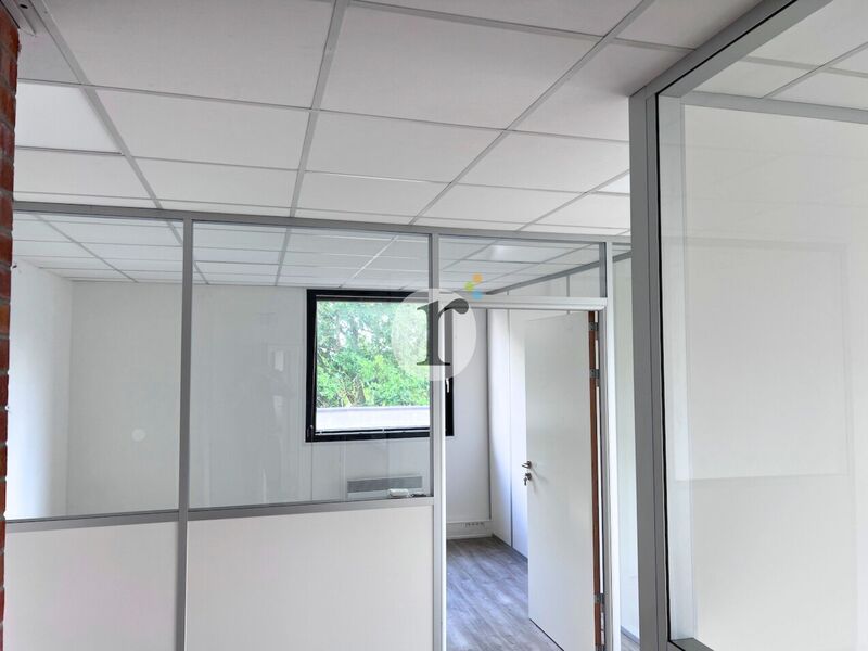 Aires d'Entreprises vous propose, à la location, 