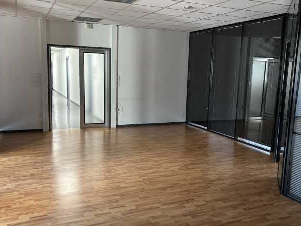 Aires d'Entreprises vous propose, à la location, 