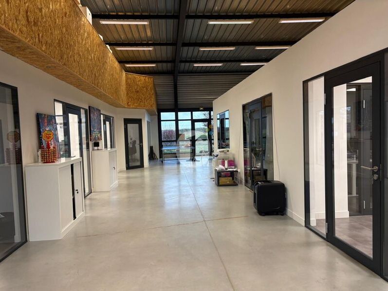 Aires d'Entreprises vous propose, à la location, 