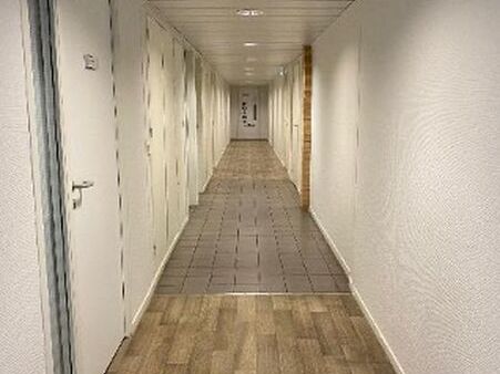 Plateau de bureau en excellent état situé dans un