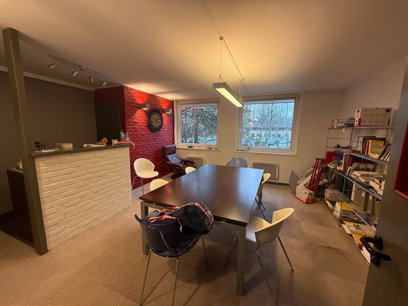 Plateau de bureaux très lumineux et fonctionnel s