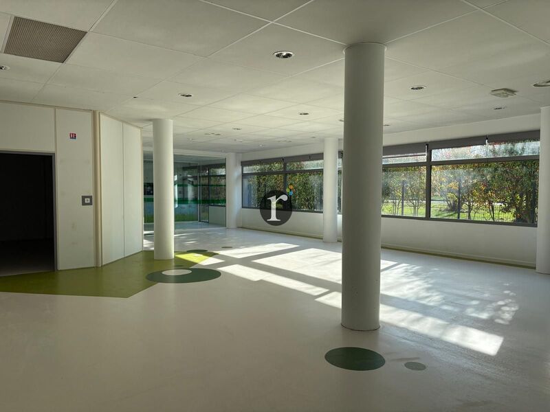 Nous vous proposons à la location 3 cellules de c
