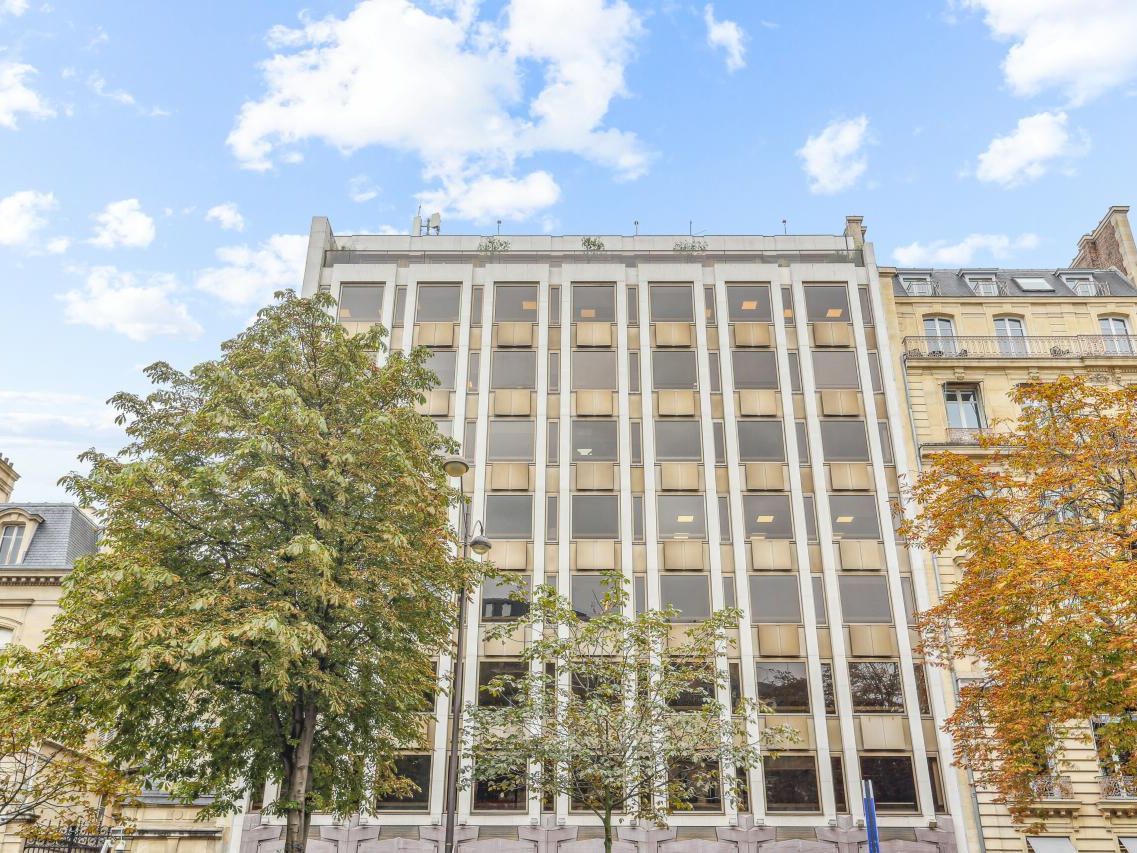 107.7 m² pour ce bureaux en location à Paris