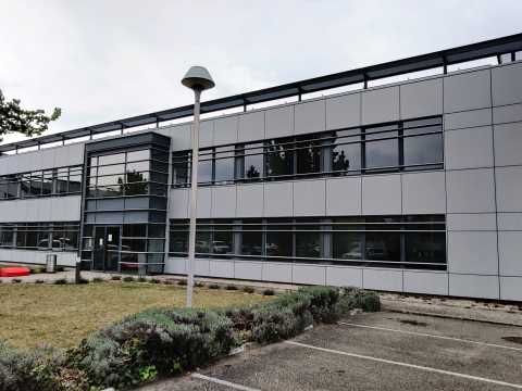 Implanté au coeur du Parc Technologique, cet imme