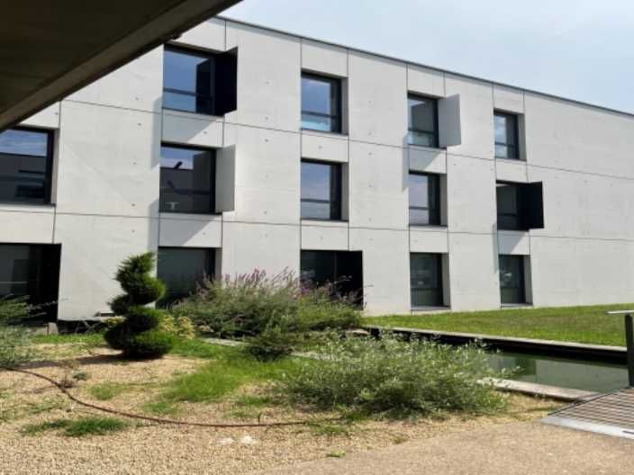 En façade de l'A43, à proximité des accès de la R