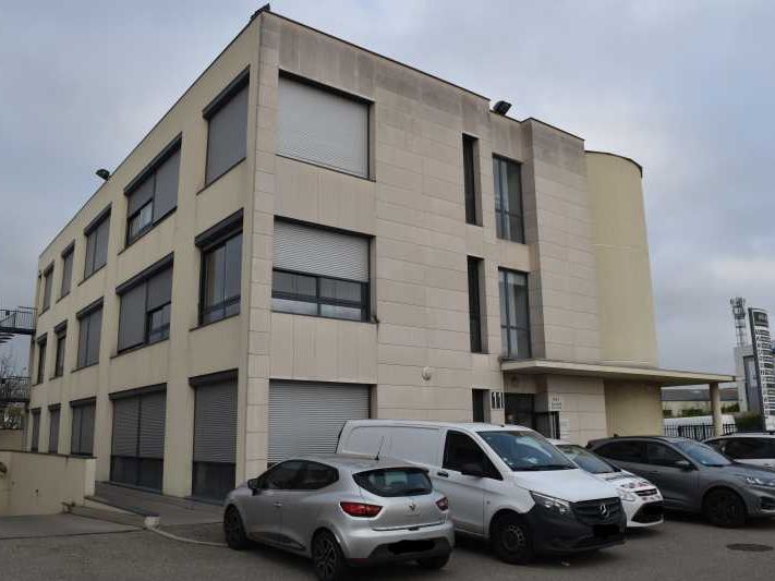 Bureau disponible à la location à Chassieu, au se