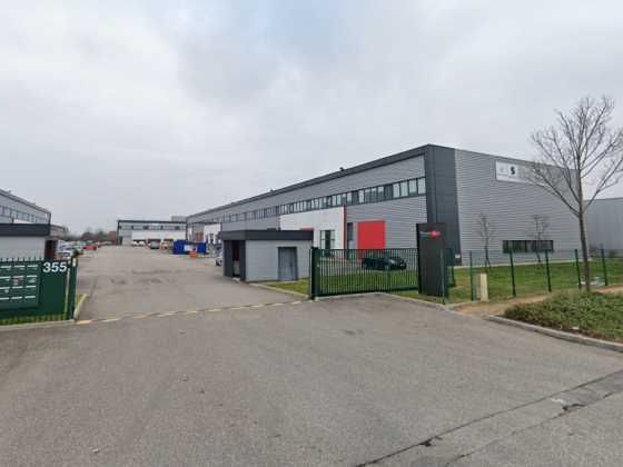 Au sein d'une zone d'activité, surfaces de bureau