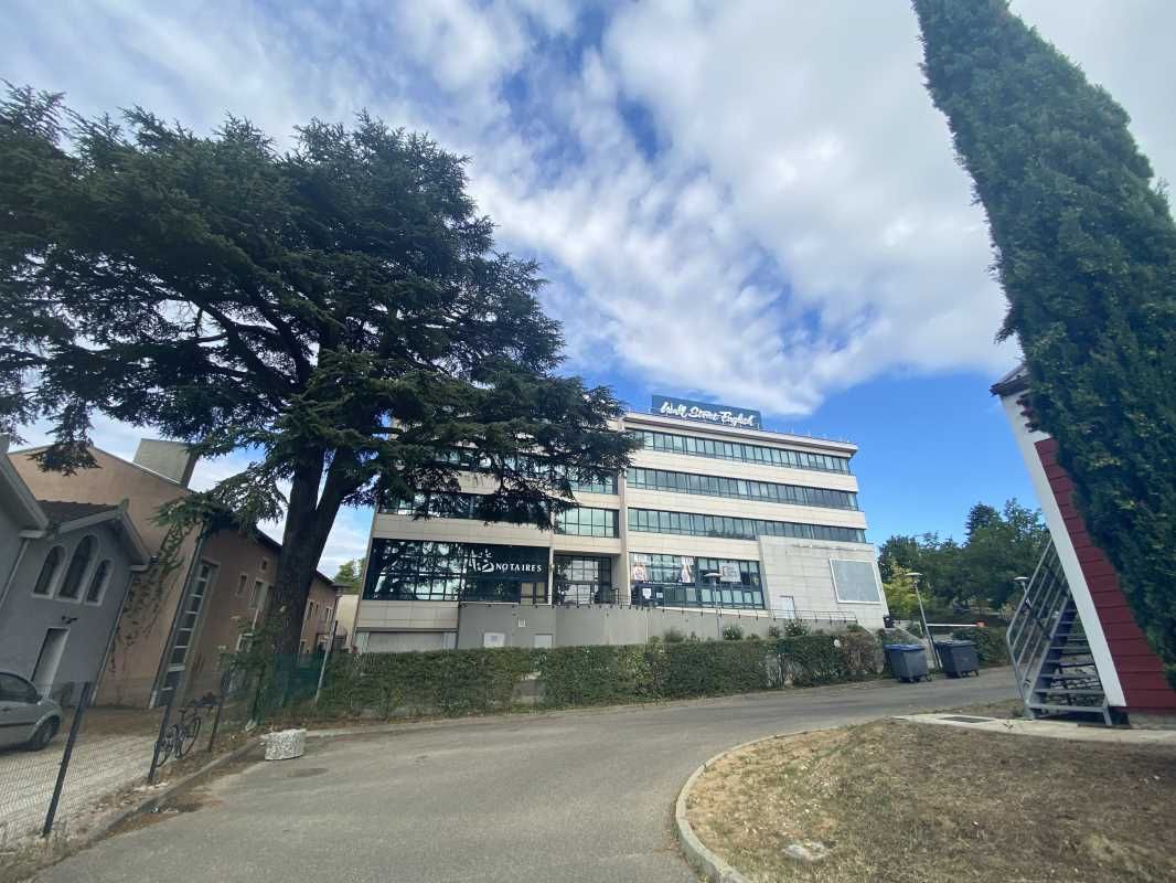 A proximité du centre commercial d'Ecully, des po