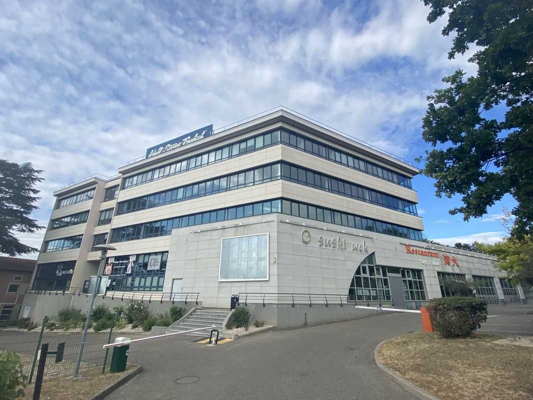 A proximité du centre commercial d'Ecully, des po