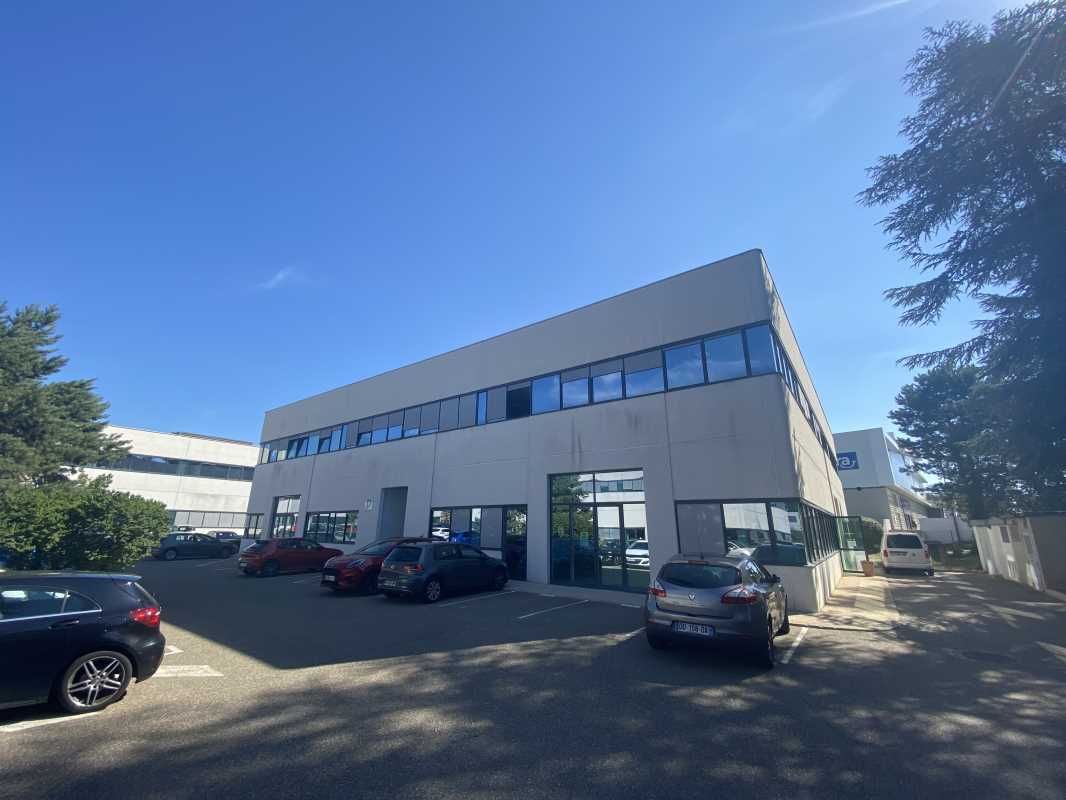 Dans le parc tertiaire "Les Carrés du Parc", au s