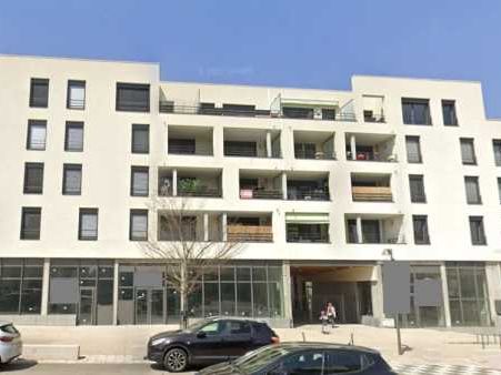 Dans un immeuble neuf mixte (habitation et bureau