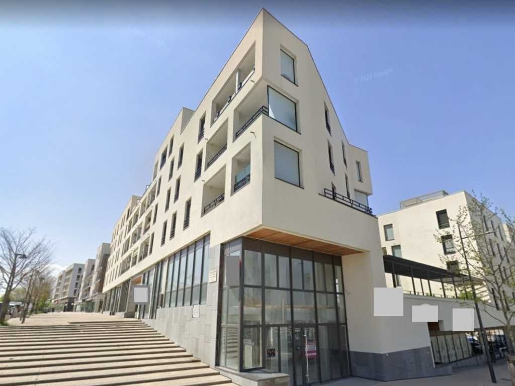 Dans un immeuble neuf mixte (habitation et bureau