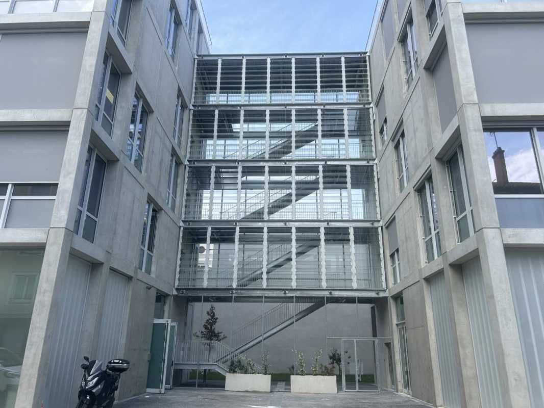 Dans un immeuble de 1 500 m² de bureaux, un local