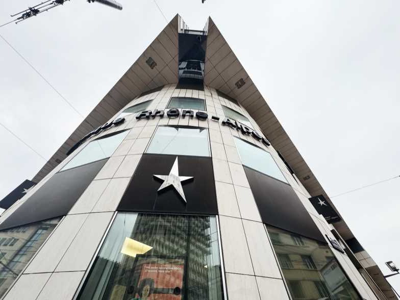 A proximité de la gare de la Part Dieu, dans un i