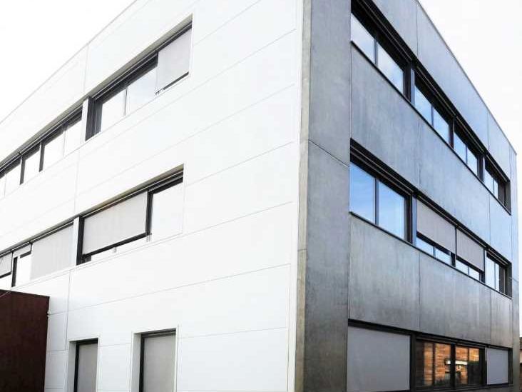 A Dardilly, à proximité immédiate de l'autoroute