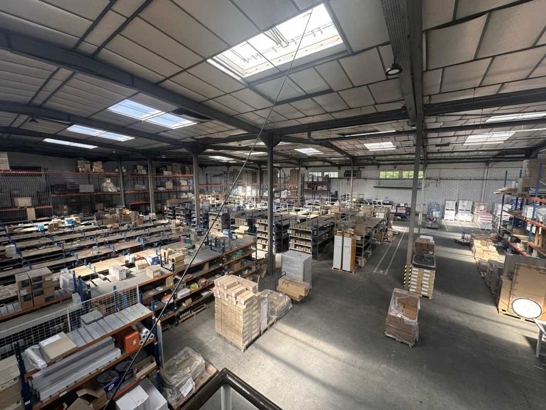 Situé au Nord-Est de Lyon dans la zone d'activité