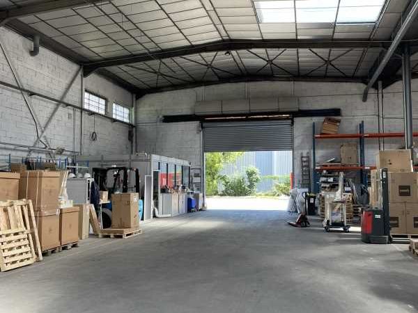 Situé au Nord-Est de Lyon dans la zone d'activité