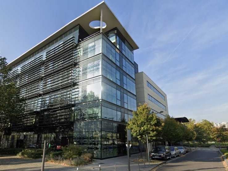 En face de la Halle Tony Garnier dans un immeuble