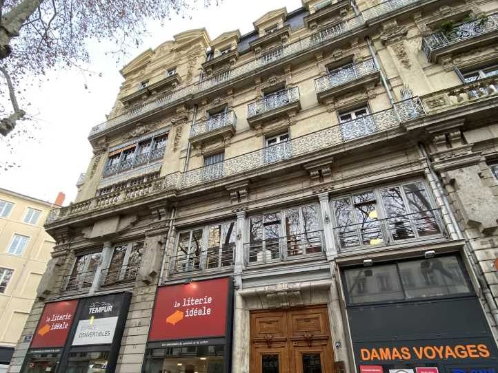 EXCLUSIVITE : Au sein d'un bel immeuble mixte, da